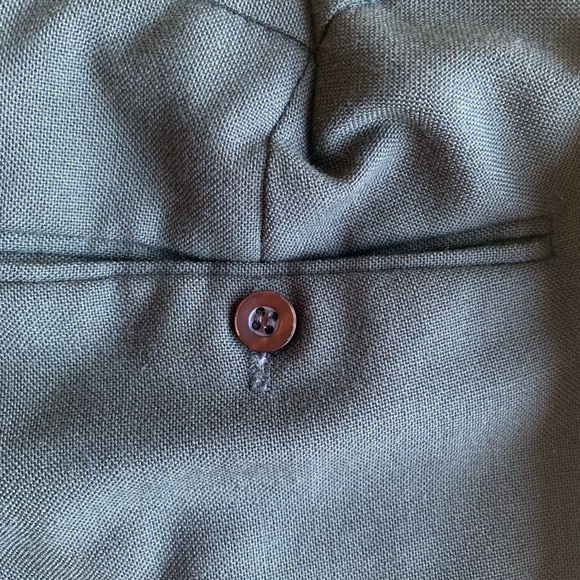 Green pleated shorts - Picture 3 of 3